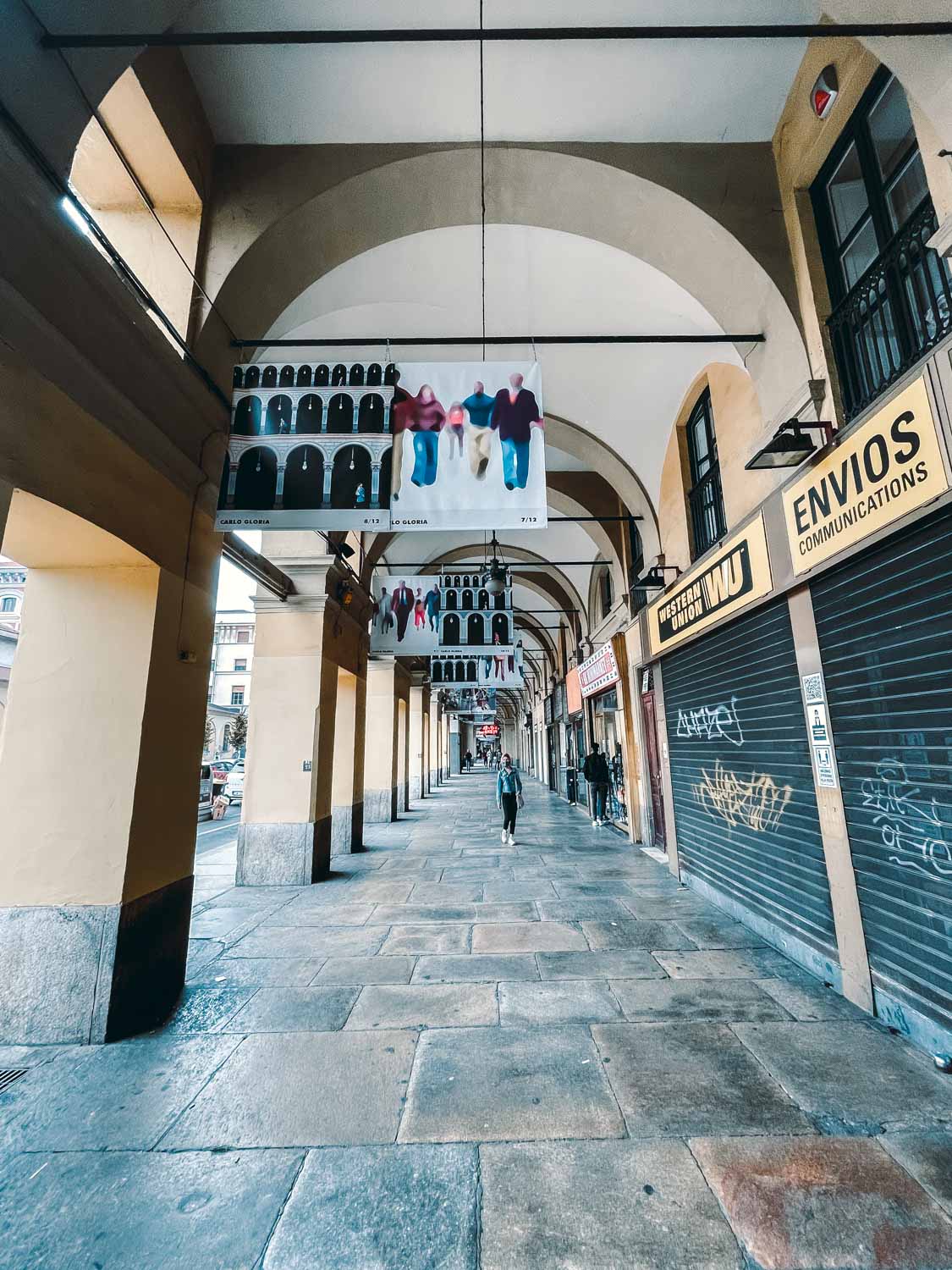 Spazio Portici - Percorsi Creativi: le arcate dei portici di via Nizza, Torino, ospitano delle opere artistiche.