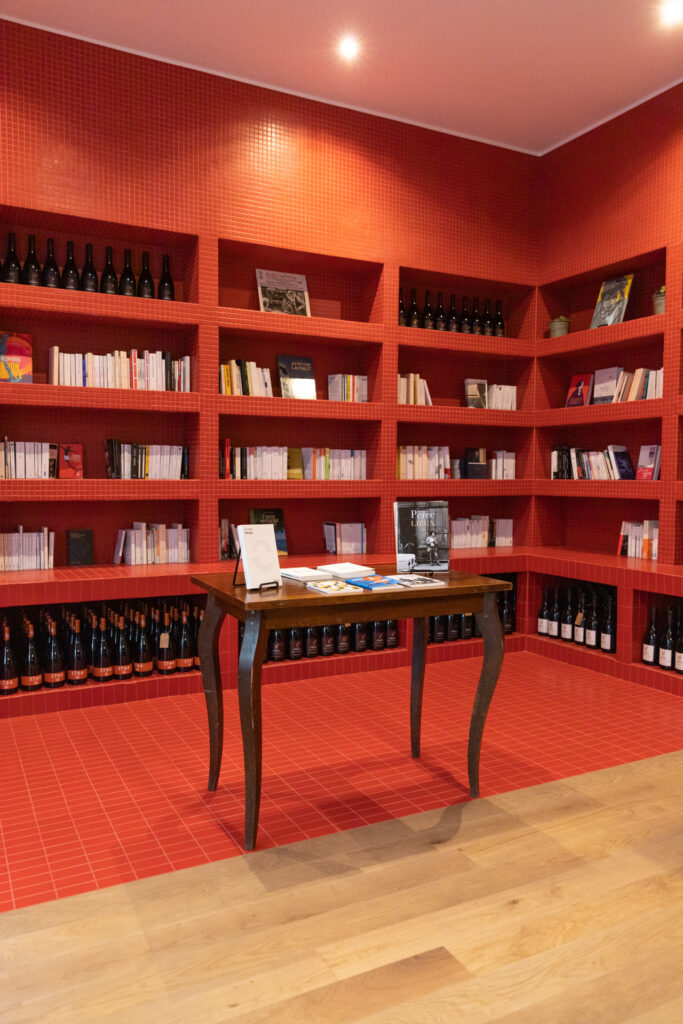 Interno echappee close libreria francese a milano